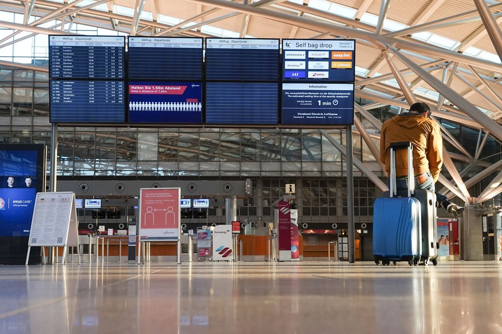 Ein gestrandeter Fluggast ist am 09.04.2020 in dem ansonsten fast menschenleeren Terminal 1 am Flughafen Hamburg zu sehen.