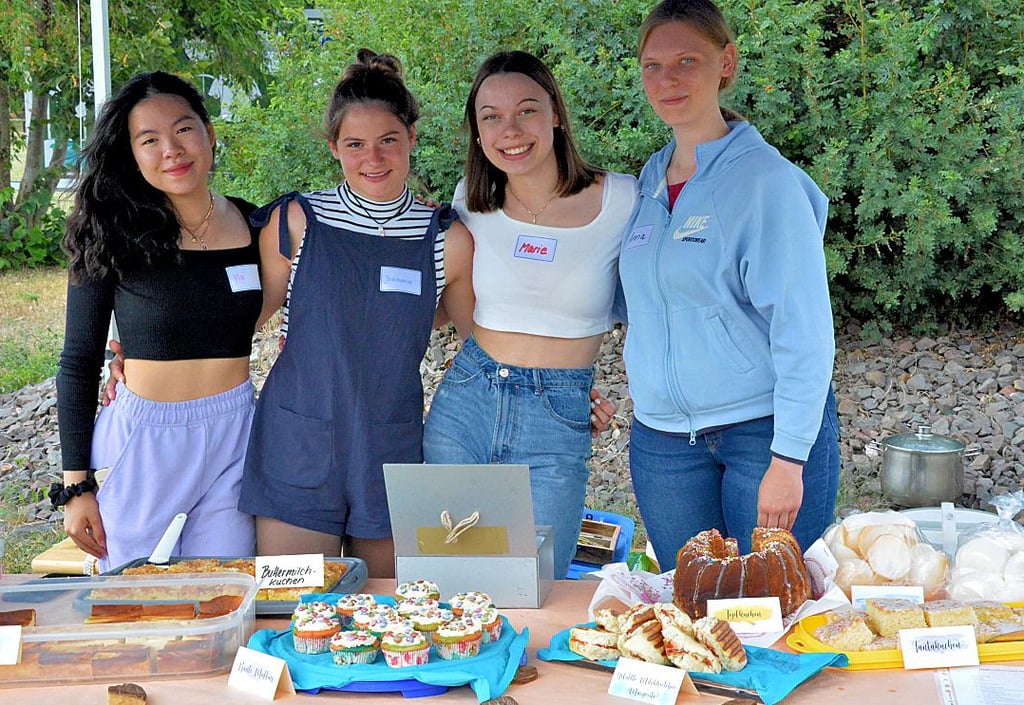 Mai Do, Johanna Müller, Marie Anabel Garz und Anna Molinnus (von links) nutzten das Re: Present Event, um mit einem Kuchenbasar erste Gelder für den Abi-Ball 2022 zu sammeln.