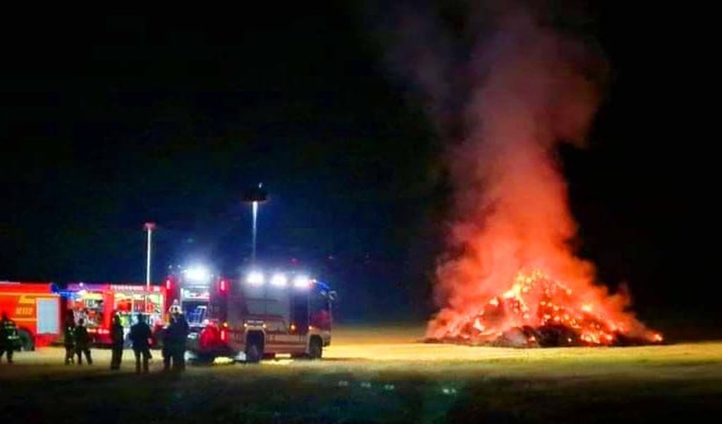 Die Feuerwehren Bernburg und Aderstedt ließen im Industriegebiet am Autobahnkreuz 30 Strohballen kontrolliert abbrennen.