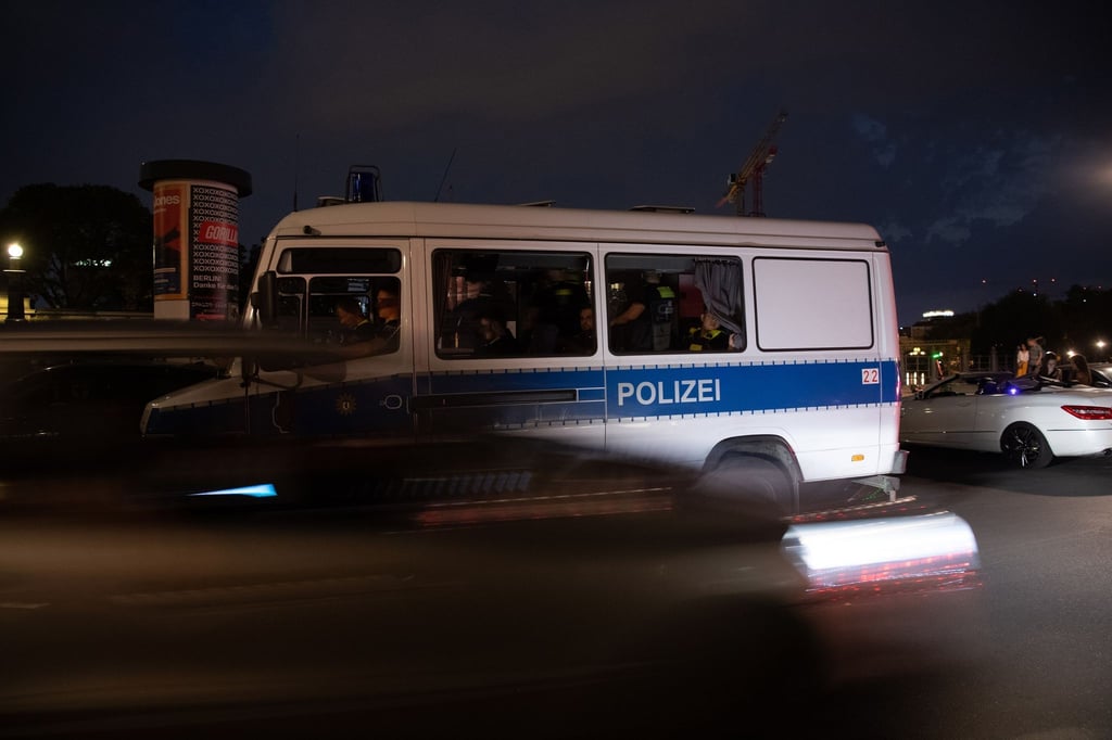 Ein Polizeiwagen steht unweit des James Simon Park.