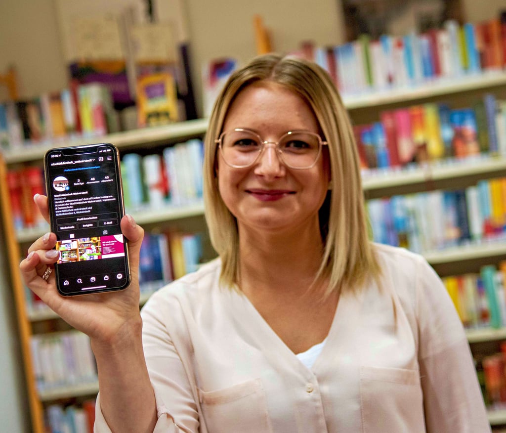 Liesa Marie Krabbe präsentiert den neuen Instagram-Account der Stadtbibliothek von Wolmirstedt.
