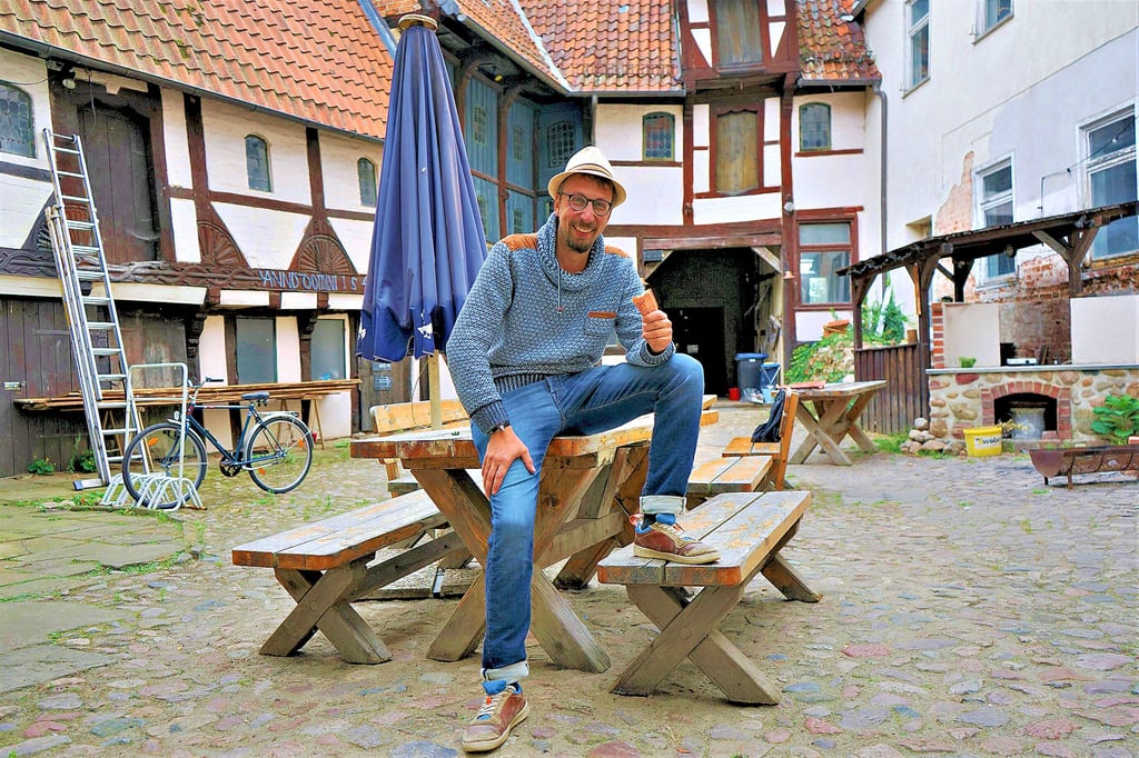Jacob Blödow (36) vom Vorstand des Bürgermeisterhof-Vereins freut sich, dass die Häfte des Geldes für den Erhalt des historischen Fachwerk-Ensenmbles an Spenden eingegangen sind. Nun ist gewissermaßen Bergfest.