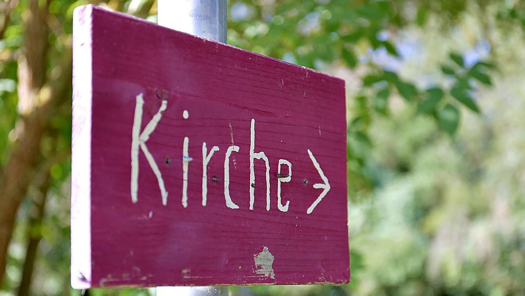Noch unscheinbarer als das Gotteshaus: das kleine Schild, das den Weg zum Ziel weist.