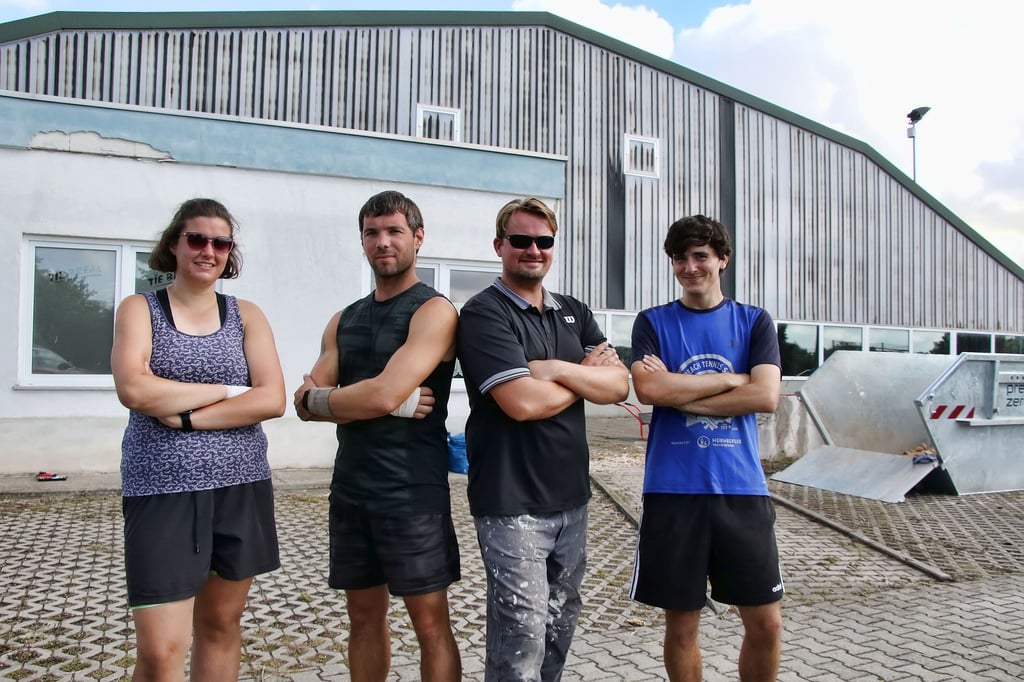 Das Trainerteam Josephine Würfel, Christian Fiebig, Christian Huth und Marcel Stork (von links) richtet die Tennishalle und das Umfeld wieder her.