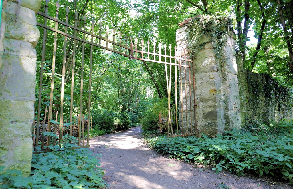 Hinter diesen Mauern stand vor Jahrhunderten das Prämonstratenser-Kloster Gottesgnaden. Wer durch das Tor geht, findet sich in einem verwunschenen Park wieder, der heute in Privatbesitz ist.