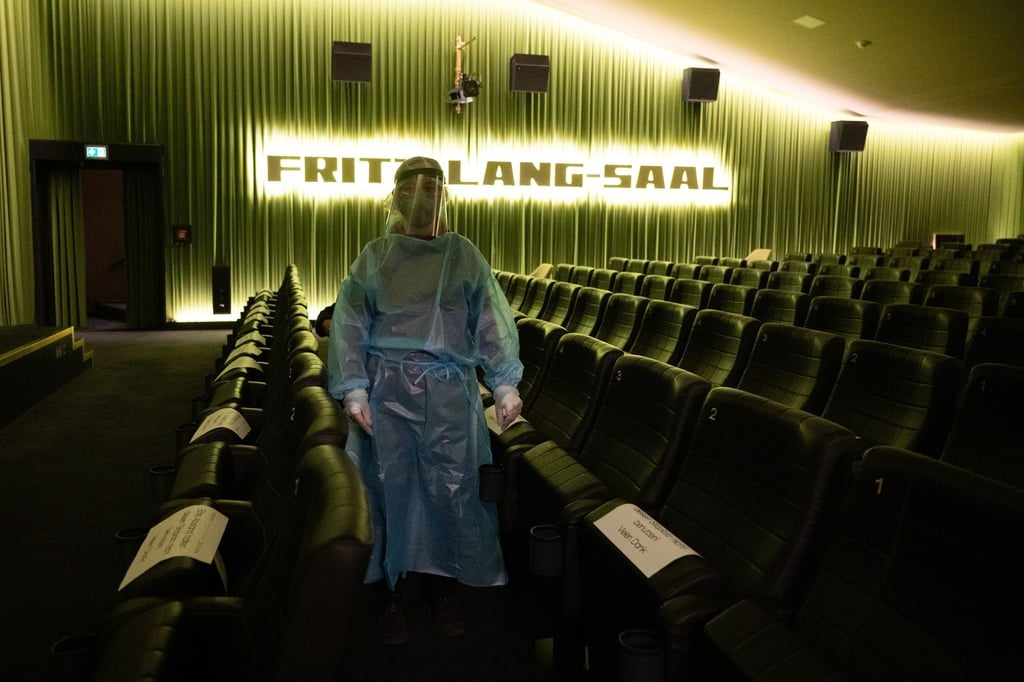 Ein Kino in Dresden bietet in seinem Foyer einen Antigen-Schnelltest an.