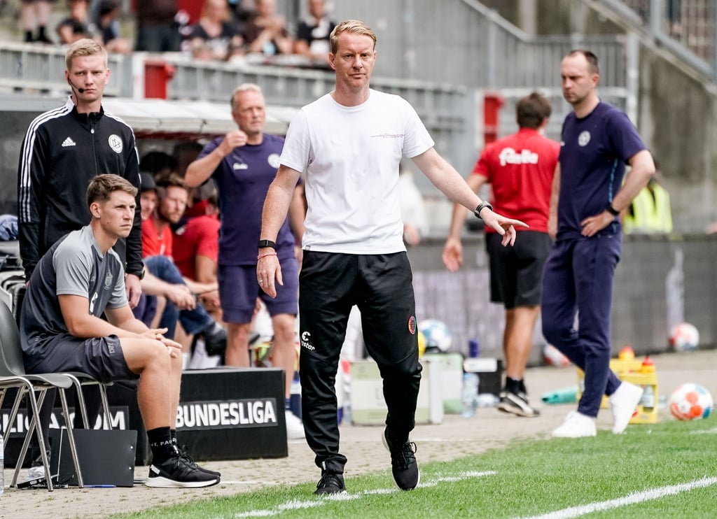 St. Paulis Trainer Timo Schultz coacht sein Team an der Seitenlinie.