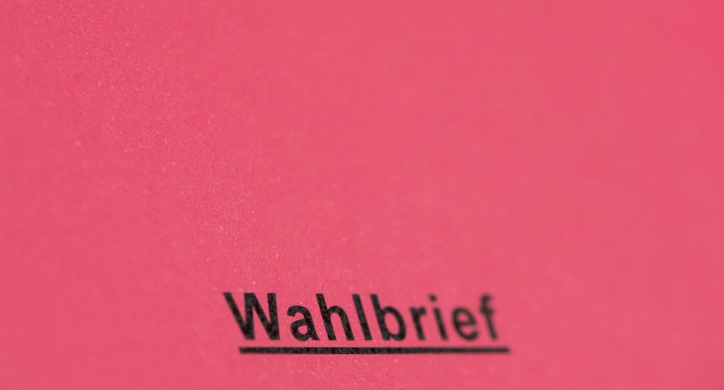 „Wahlbrief“ steht auf einem roten Briefumschlag.