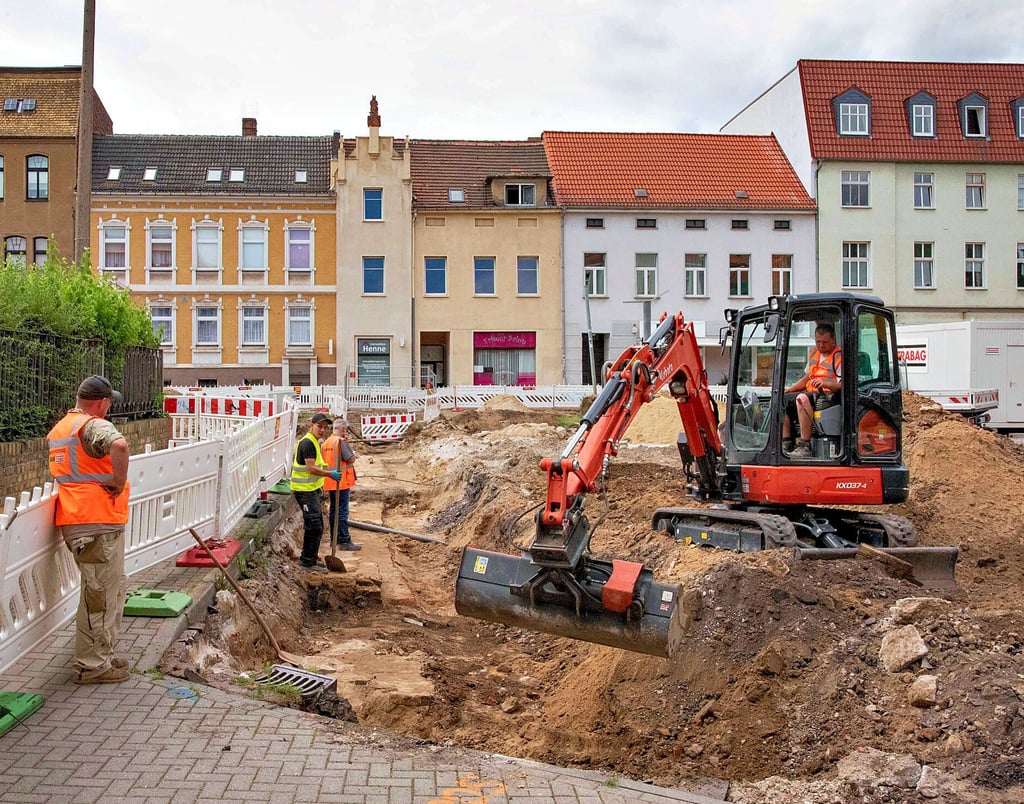 Am Albrechtsplatz wurden alte Fundamentstreifen und ein Kanal aus dem 18. Jahrhundert freigelegt.