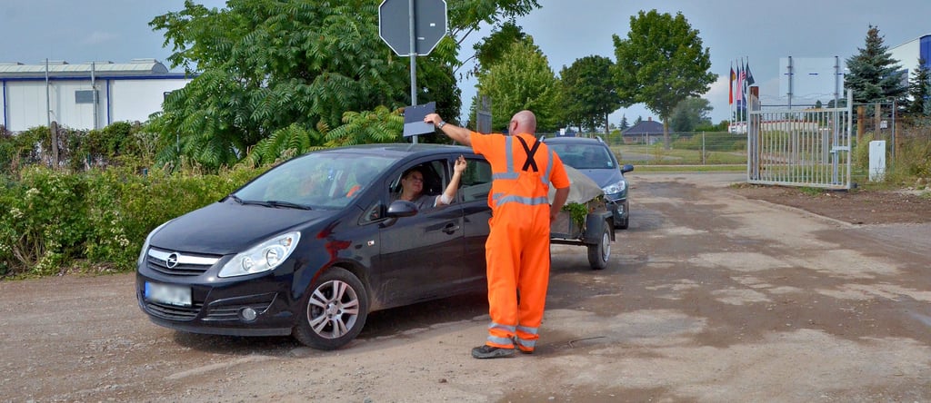 Seit einer guten Woche ist der neue Wertstoffhof im Marnitzer Weg in Staßfurt eröffnet. Gerade am Samstag und Anfang dieser Woche sollen sich lange Autoschlangen auf der Straße gebildet haben. An diesem Donnerstag hatte sich die Lage etwas beruhigt. Von einem enormen Aufkommen an Grünschnitt in Staßfurt spricht der Kreiswirtschaftsbetrieb.