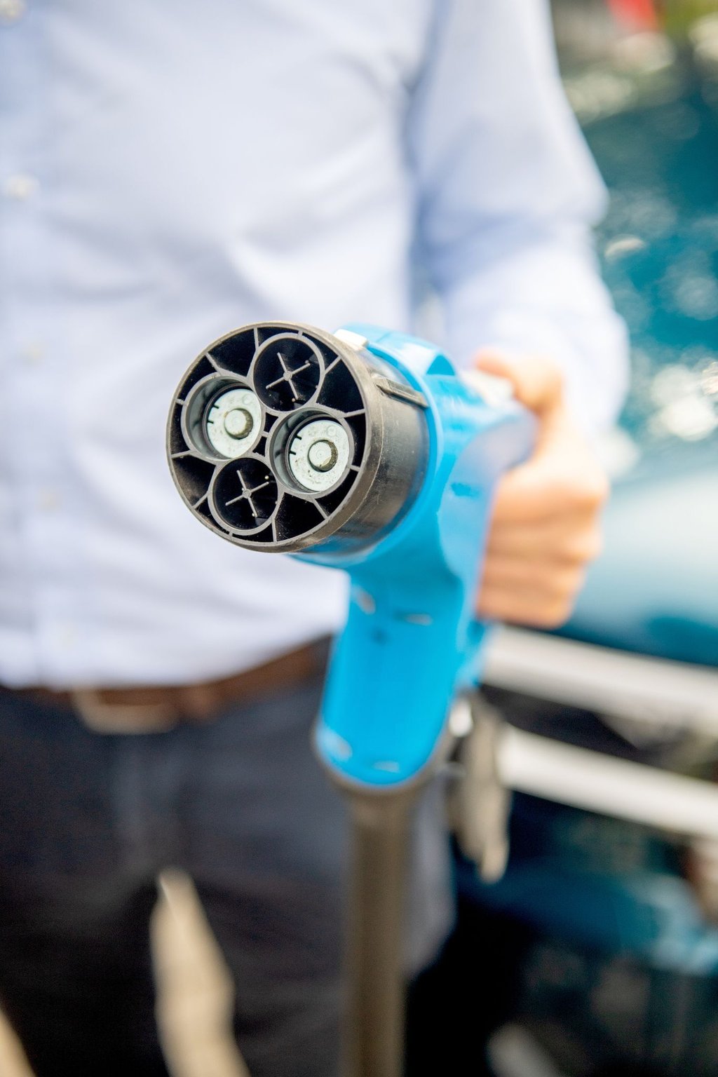 Rüssel unter Strom: Das Aufladen von E-Autos fühlt sich in einigen Momenten nicht viel anders an, als das Tanken beim konventionellen Verbrenner.