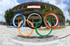 Die olympischen Ringe vor dem Olympiastadion in Tokio.
