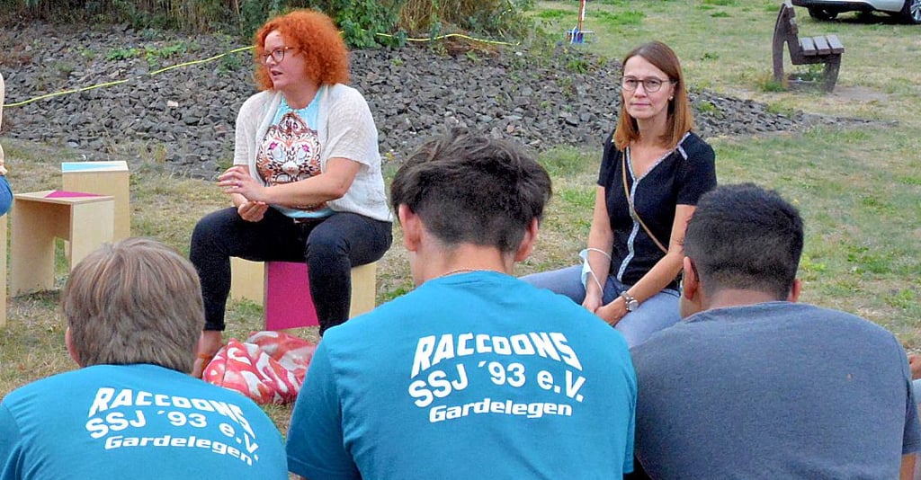 Bürgermeisterin Mandy Schumacher und Landtagsabgeordnete Sandra Hietel (von links) stellten sich den Fragen der Jugendlichen.