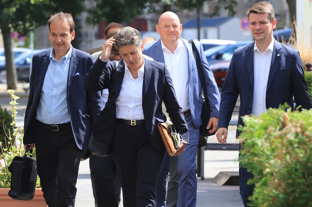 Lydia Hüskens, Vorsitzende der FDP Sachsen-Anhalt, geht zum Eingang eines Bürogebäudes.