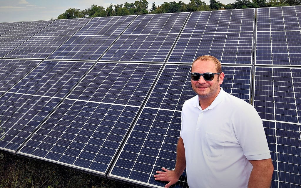 Unweit von Reppichau hat Tobias Schmidt mit seiner Firma ISM Solar auf einer ungenutzten Gewerbefläche Photovoltaikanlagen errichtet.