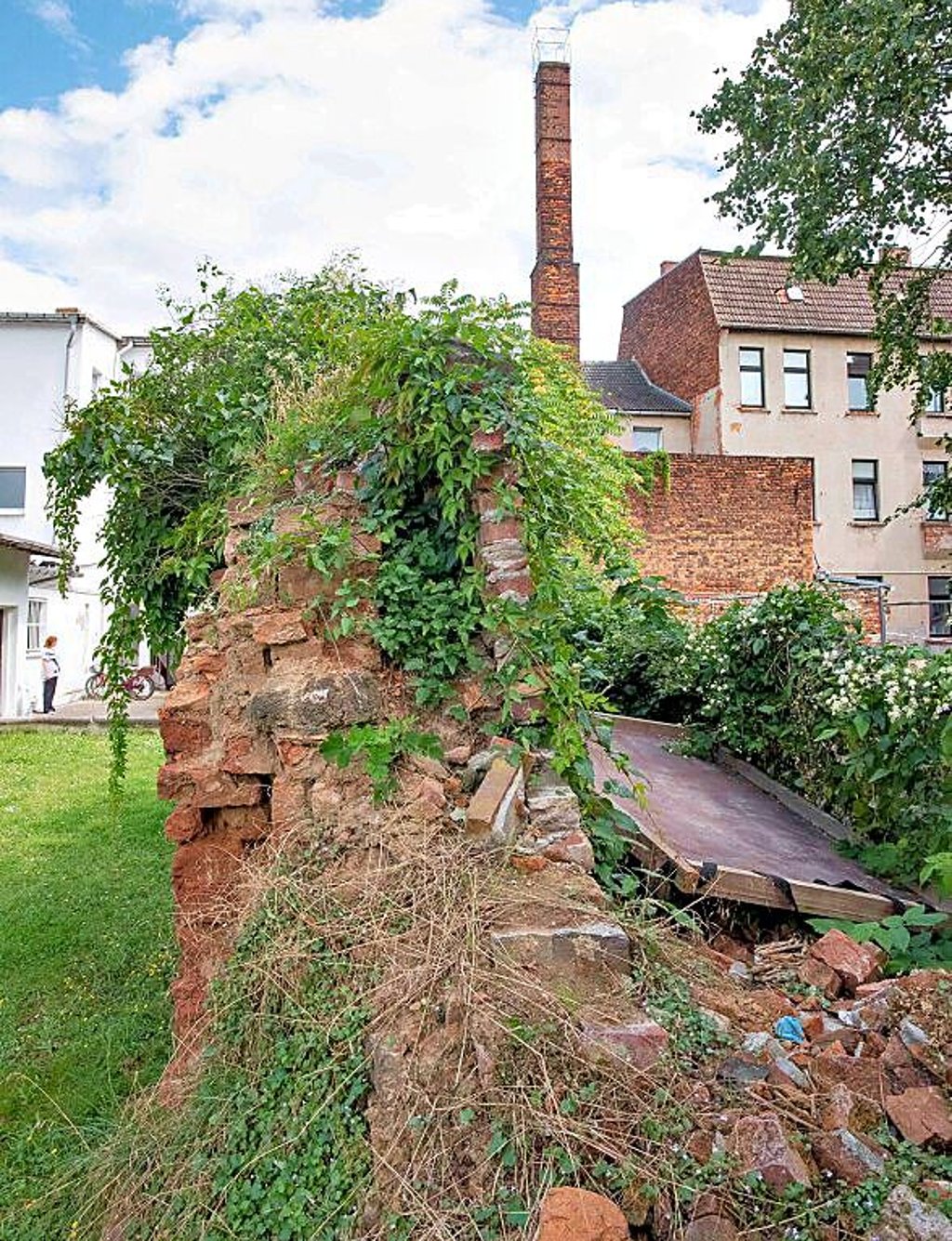 Im Hinterhof am Albrechtsplatz steht noch ein Stück Stadtmauer.