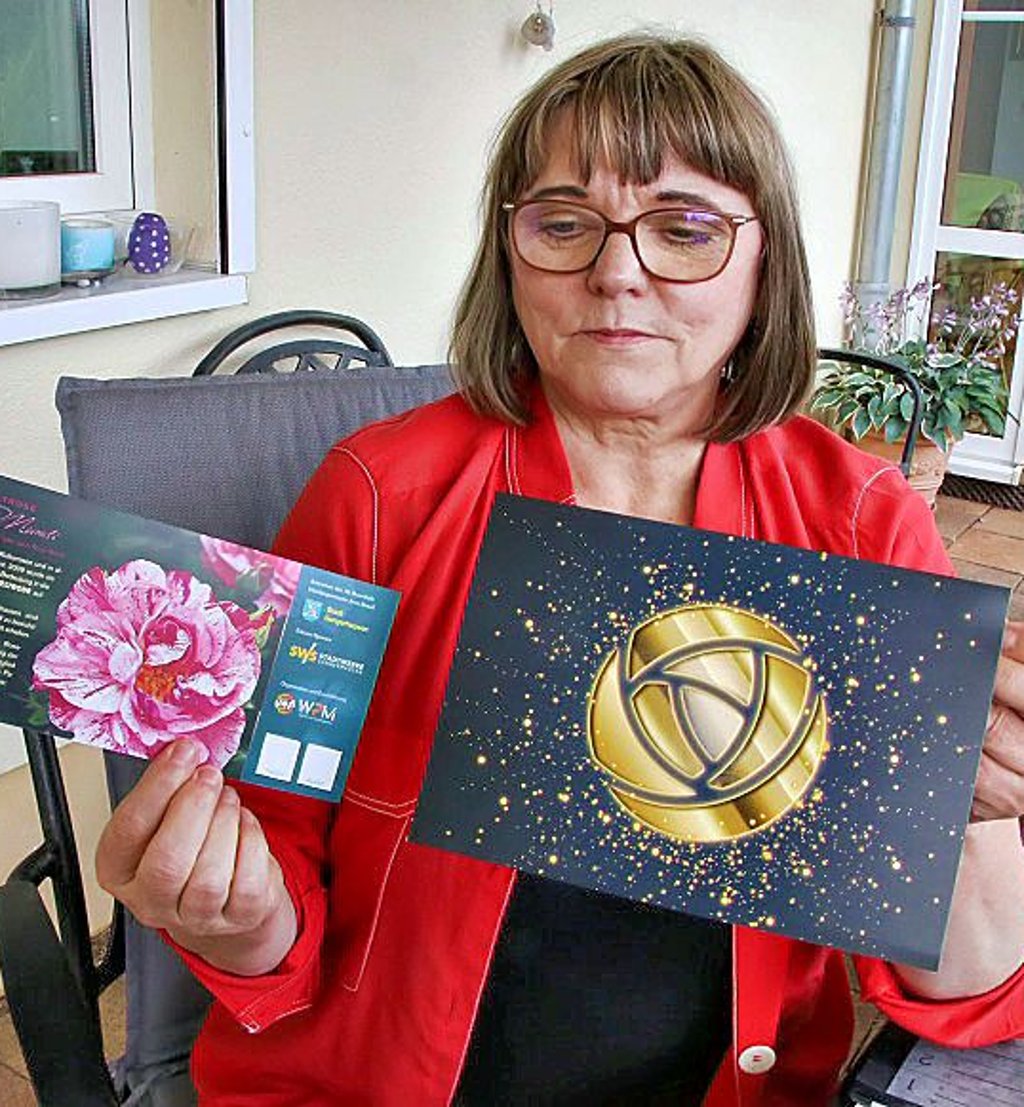 Marion Friz mit Werbeunterlagen, die bereits für den Ball gedruckt wurden.