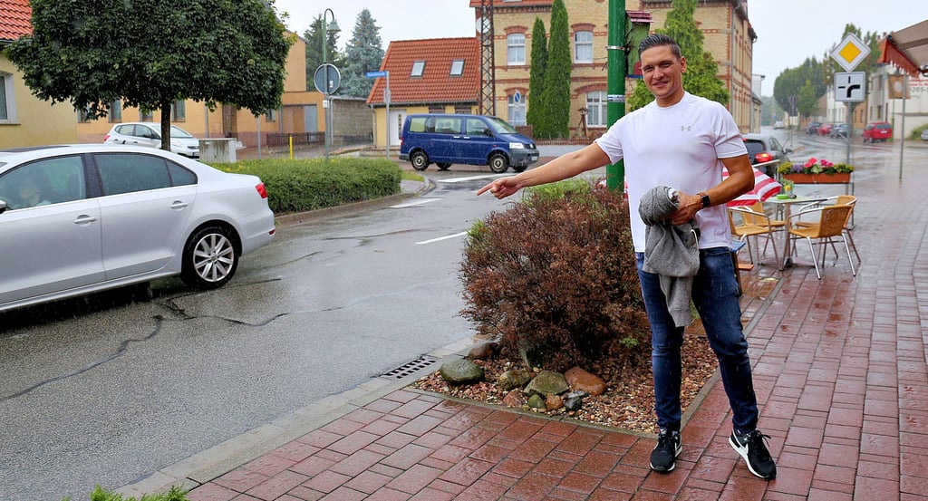Im Hecklinger Kreuzungsbereich an der Blauersteinstraße geht es mitunter rasant zu. Stadtrat Roger Stöcker plädiert für eine Tempo-30-Zone oder zumindest für Smilie-Schilder.