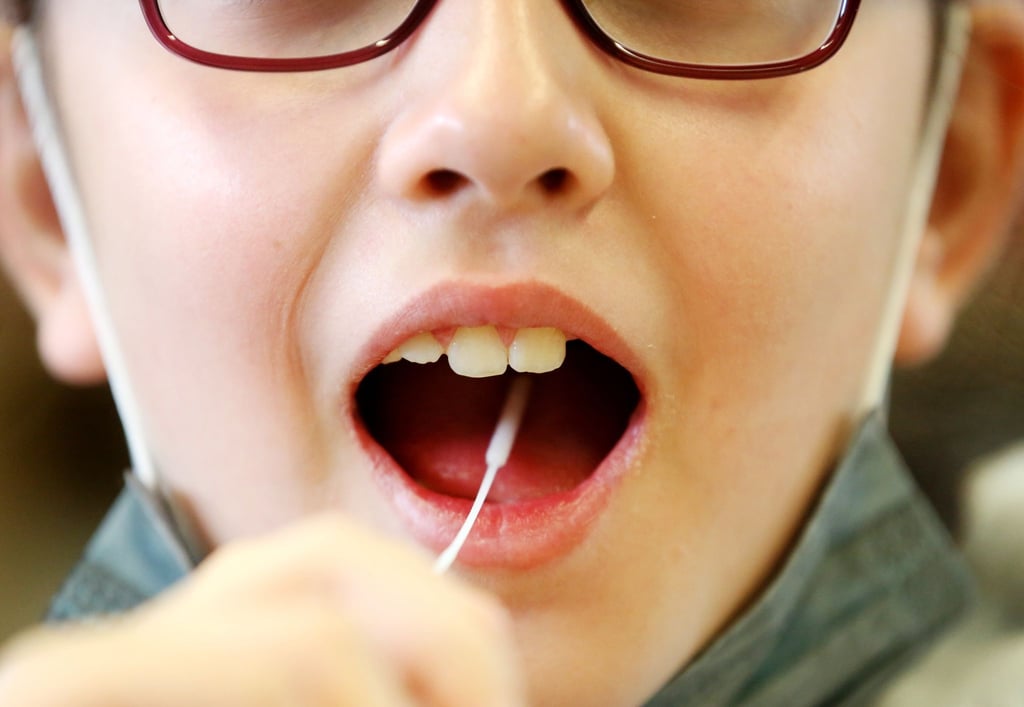 Eine Schülerin macht den Lolli-Test.
