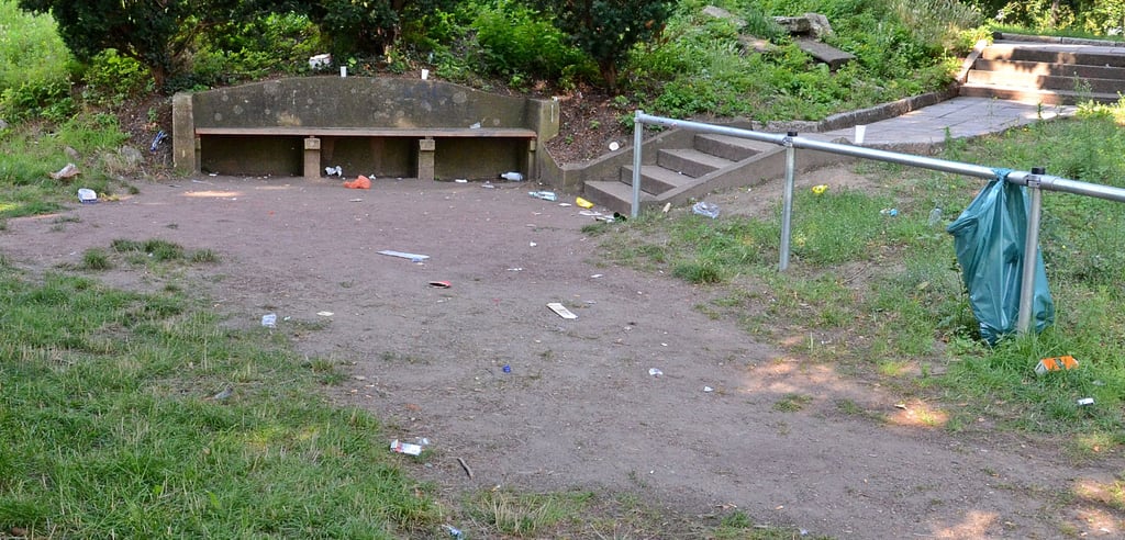 Schlossgarten am Teehäuschen am 24. Juli morgens. Auch mit den Jugendlichen, die trotz Müllsäcke ihren Unrat in die Umwelt werfen, wollen die Beiratsmitglieder ins Gespräch kommen.