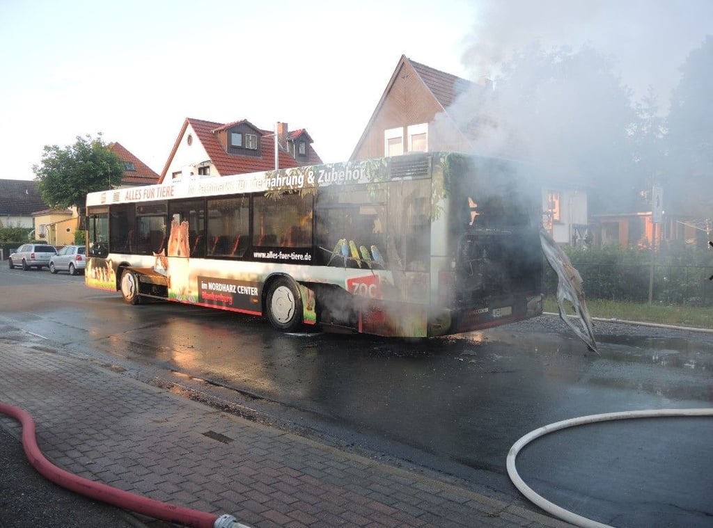 Ein Linienbus ist heute früh (6. August) in der Bahnhofstraße in Langenstein in Brand geraten. Eine geplatzte Dieselleistung ist wohl der Grund des Schadens.
