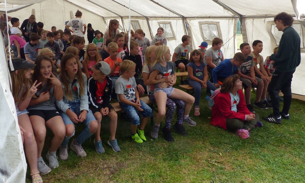 Zu Beginn des Spiels versammelten sich die Kinder, um die Regeln zu lernen.