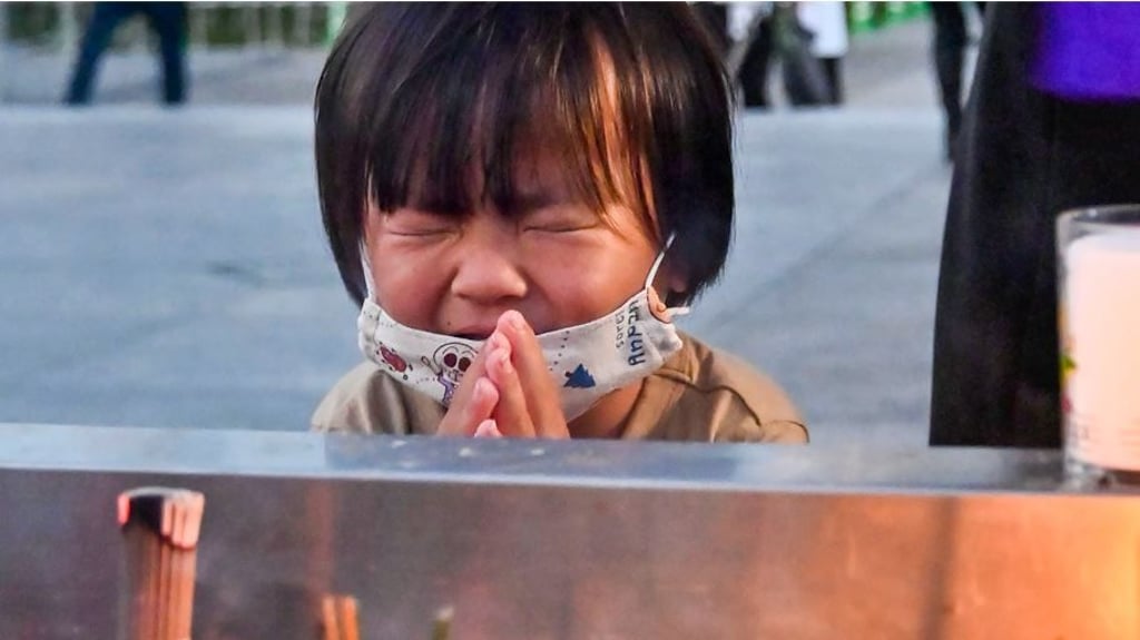 Ein Kind betet vor dem Kenotaph, der den Opfern des Atombombenabwurfs gewidmet ist, im Peace Memorial Park anlässlich des 76. Jahrestages des US-Bombenangriffs auf Hiroshima. Mit einer Schweigeminute haben die Menschen in Hiroshima des Abwurfs der US-Atombombe auf die japanische Großstadt vor 76 Jahren gedacht. | Aktuell