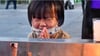Ein Kind betet vor dem Kenotaph, der den Opfern des Atombombenabwurfs gewidmet ist, im Peace Memorial Park anlässlich des 76. Jahrestages des US-Bombenangriffs auf Hiroshima. Mit einer Schweigeminute haben die Menschen in Hiroshima des Abwurfs der US-Atombombe auf die japanische Großstadt vor 76 Jahren gedacht. | Aktuell
