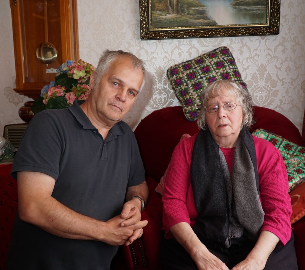 Gerda Uchtenhagen und ihr Sohn Heiko aus Arneburg sind enttäuscht, dass die 89-jährige keinen neuen Personalausweis mehr bekommen soll.