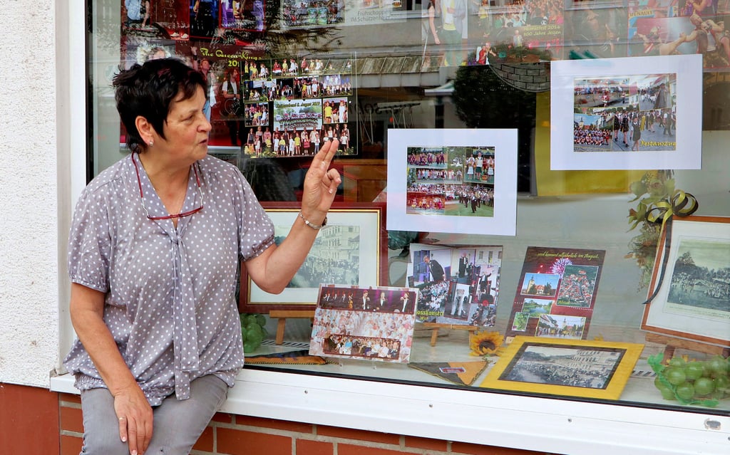 Ein kleiner Streifzug durch die Geschichte des Jessener Schul- und Heimatfestes, etwa zu Stars, die hier auftraten, sowie zur Historie der Stadt ist in einem Schaufenster vom Fotoatelier von Angelika Wimmer in der Langen Straße möglich. Aus Anlass der Festtage wurde dieser besondere Blickfang gestaltet.