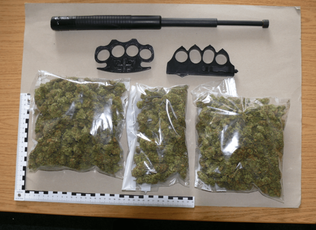 Bei einer Wohnungsdurchsuchung stellte die Polizei circa 300 Gramm Marihuana und mehrere Waffen sicher.