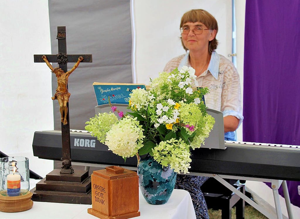 Für beste musikalische Kaffeehaus-Unterhaltung sorgte Nina Sinitsyna am Keyboard im Festzelt an der Schifferkirche.