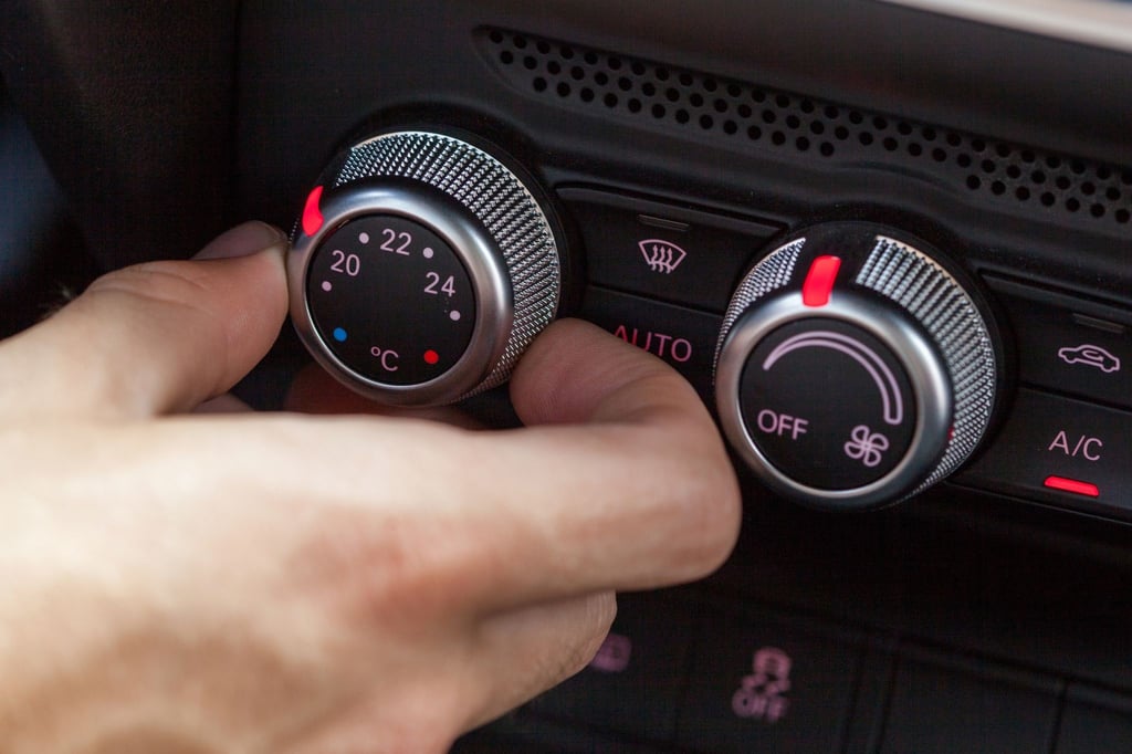 Nicht zu weit runterkühlen: Beim Einstellen der Klimaanlage im Auto spielt der genaue Wert der Umgebungstemperatur eine Rolle.