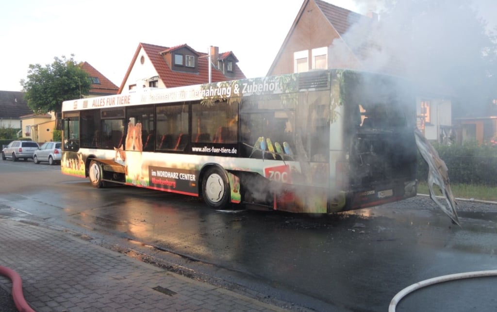 Der in Flammen stehende Linienbus