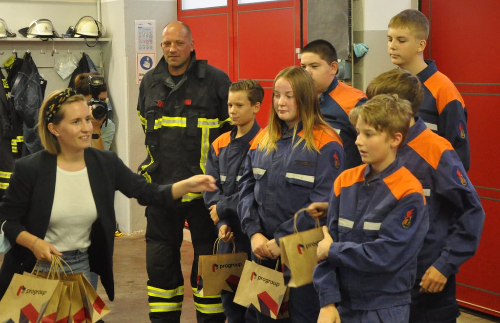 Für die Jugendfeuerwehr gab es nicht nur die Spende in Höhe von 10.000 Euro, sondern auch kleine Geschenktüten