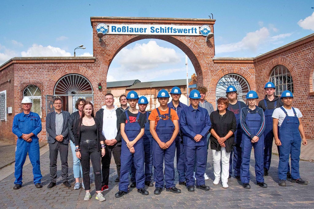 Durch dieses Tor gehen sie ab jetzt: Die neuen Auszubildenden am ersten Tag vor dem Werkstor der Roßlauer Schiffswerft