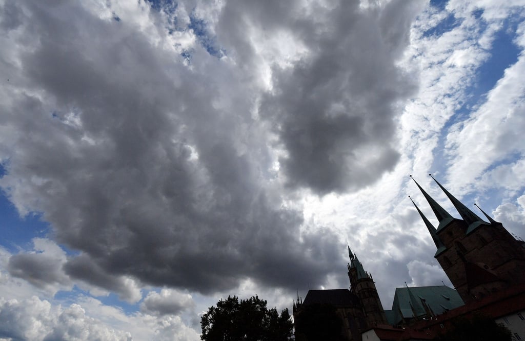 Dunkle Wolken ziehen über den Domplatz mit Mariendom und Severikirche.