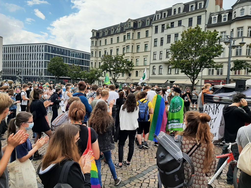 Einige hundert Teilnehmer sind am Freitagnachmittag zu einer Kundgebung von Fridays for Future Halle auf dem Hallmarkt zusammen gekommen.