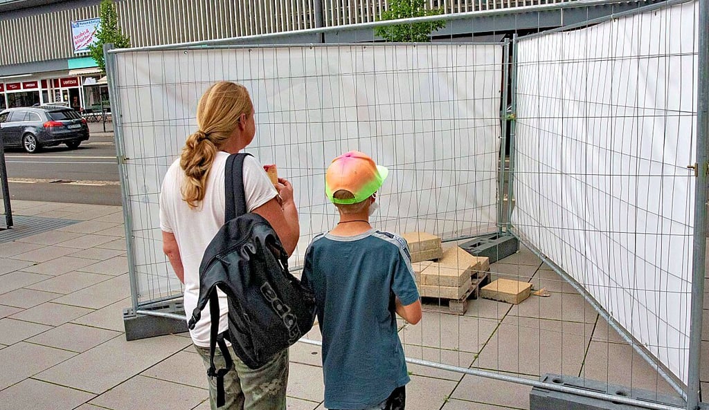 Das Bild, das bis vor kurzem am Zaun hing, ist gestohlen worden.
