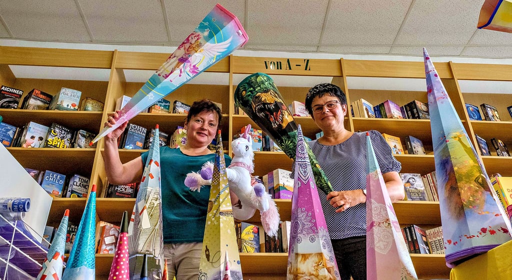Anke Krimmling (links) und Petra Mühlbauer haben in ihrem Laden „Buch und Kunst Müller“ jede Menge bunter Zuckertüten.