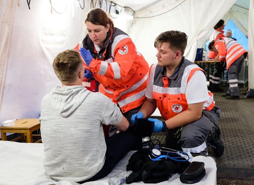 Der DRK-Sanitätsdienst im Einsatz auf der Fanmeile zur Fußball-WM in Berlin