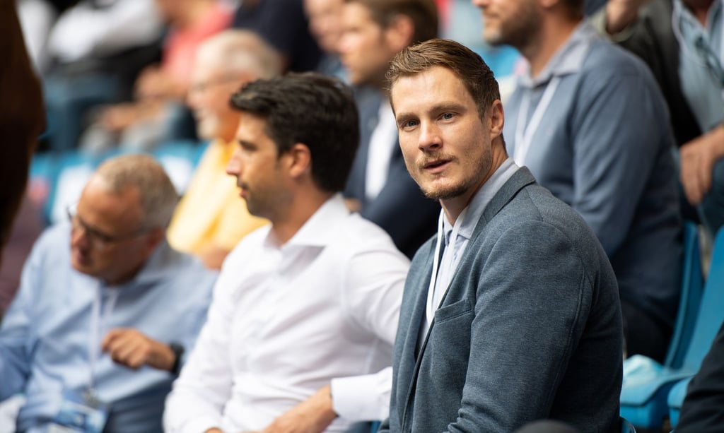 Marcell Jansen (r), Vorstandsvorsitzender der HSV Fußball AG, und Jonas Boldt (M), Vorstand der HSV Fußball AG.