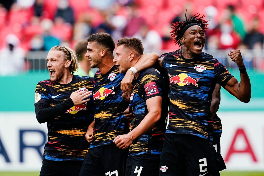 Leipzigs Torschütze Willi Orban (3.v.l.) jubelt mit den Mannschaftskollegen über das Tor zur 1:0-Führung.