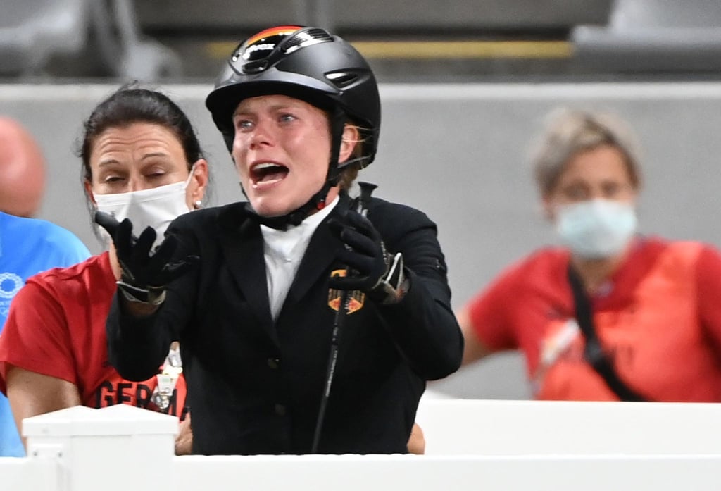 Fünfkämpferin Annika Schleu (M) ist nach dem Reiten fassungslos Bundestrainerin Kim Raisner (l) wurde einen Tag danach von Olympia ausgeschlossen.