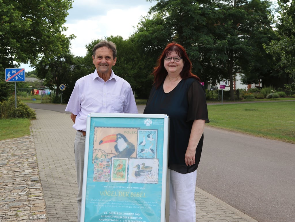 Dr. Klaus Thormann und Heike Fischer vor der Ausstellung "Vögel der Bibel" in der Bibiothek der Theologischen Hochschule Friedensau.
