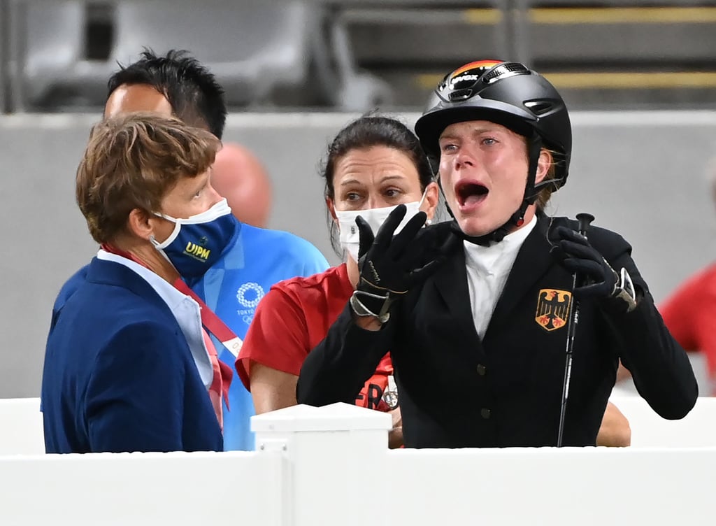 Eklat im Modernen Fünfkampf: Annika Schleu aus Deutschland reagiert verzweifelt, nachdem ihr Pferd mehrmals den Sprung verweigert hatte.