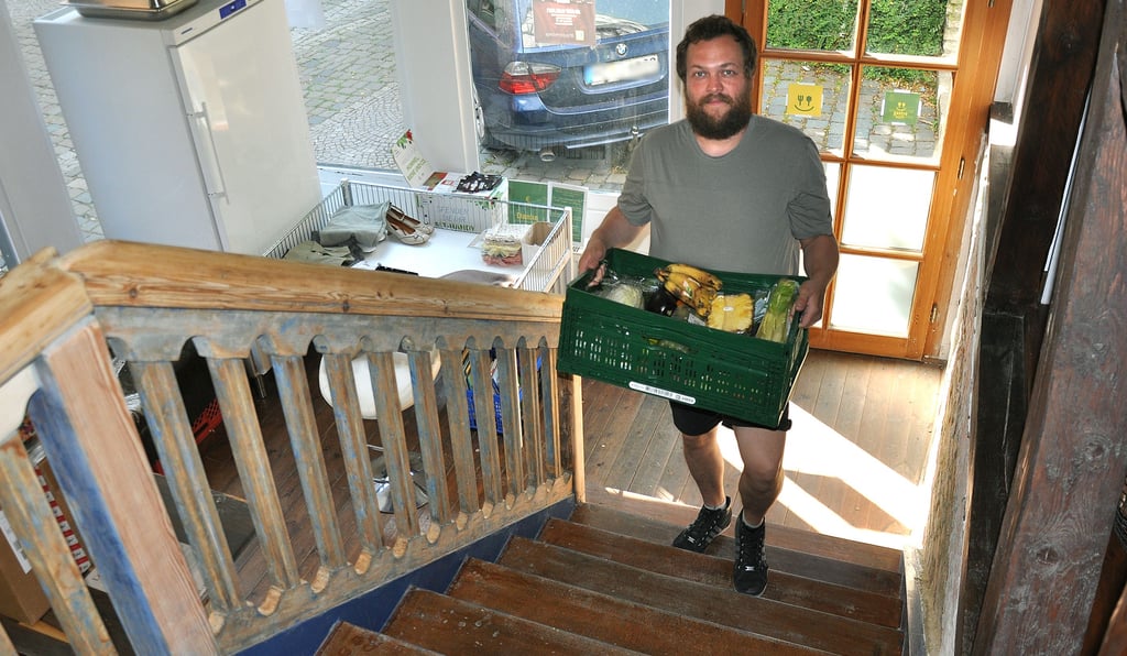 Andreas Gottschalt trägt eine Kiste mit geretteten Lebensmitteln in die erste Etage des neuen Stützpunkts der Initiative GastroHilft im Gerberhaus in Halberstadt. Im Erdgeschoss soll ein Kiosk entstehen.