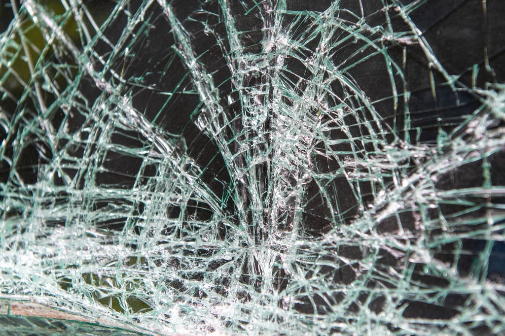 Illustration: Zersplitterte Autoscheibe, Unfall