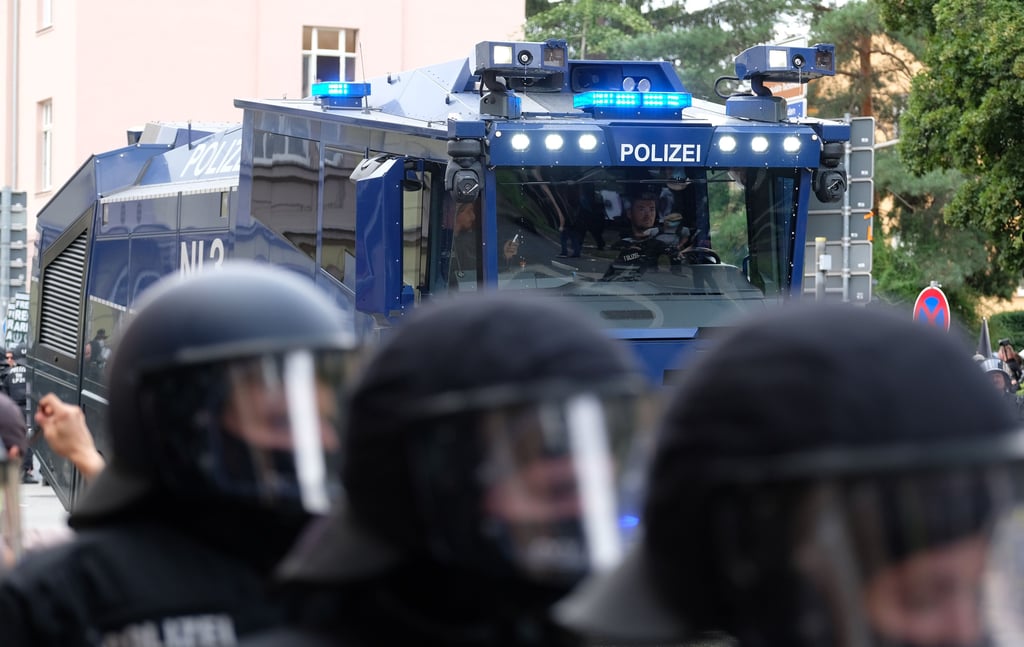 Polizisten stehen am Rand einer Demonstration gegen einen angemeldeten Aufzug der rechtsradikalen Szene in Weimar.