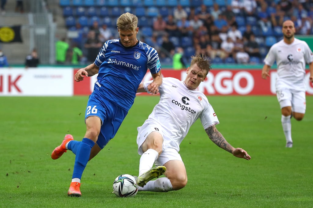 Der FCM um Luca Schuler (l.) lieferte sich mit Eric Smith und dem Zweitligisten St. Pauli einen packenden Pokalfight.